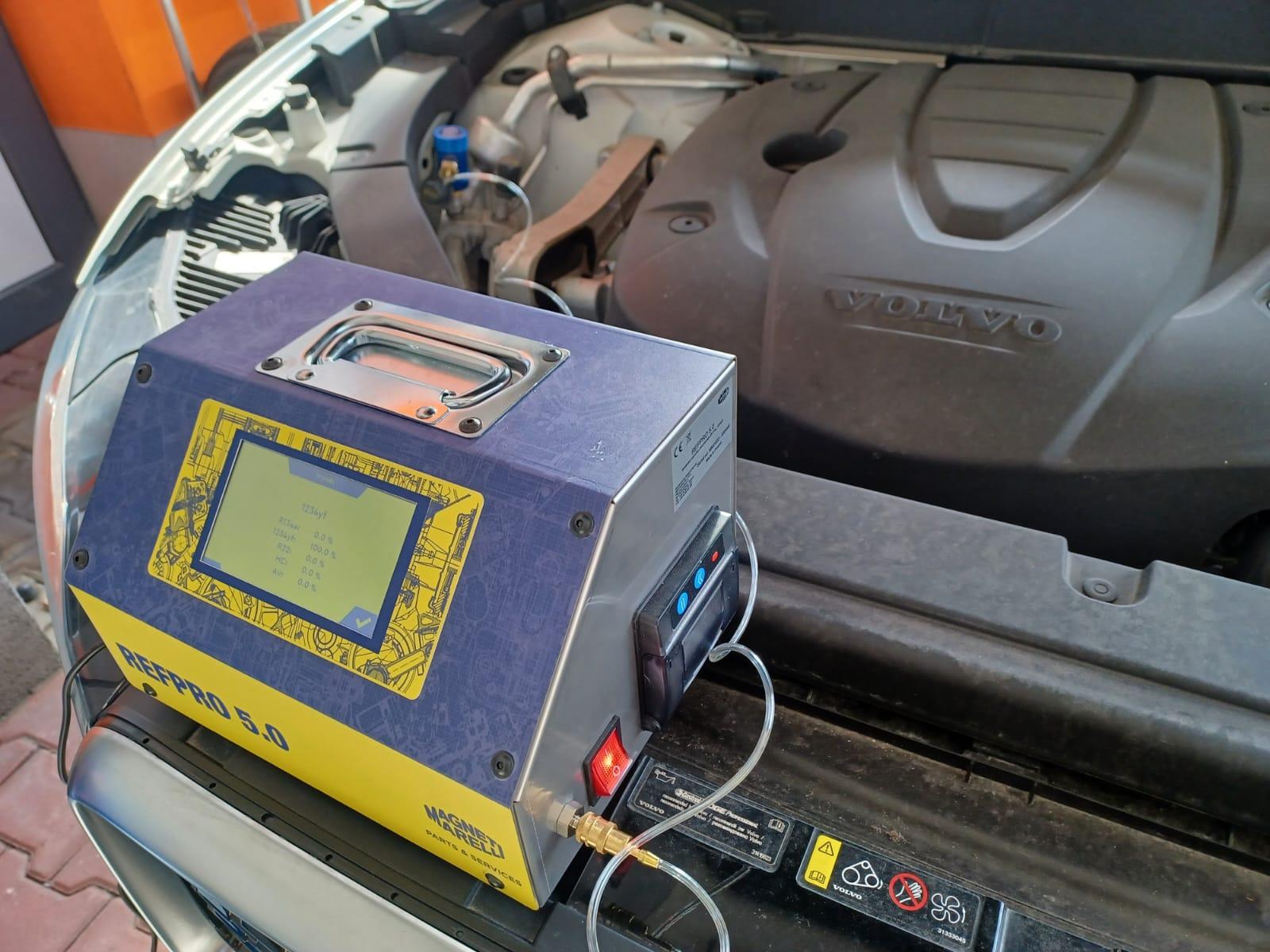 Magneti Marelli REFPRO 5.0 — stacja serwisowa klimatyzacji w trakcie pracy