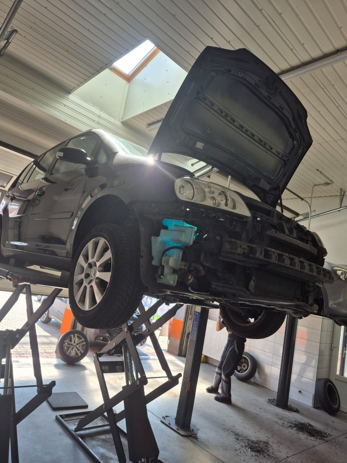 Auto na podnośniku w warsztacie CAR-MIG — mechanika i diagnostyka